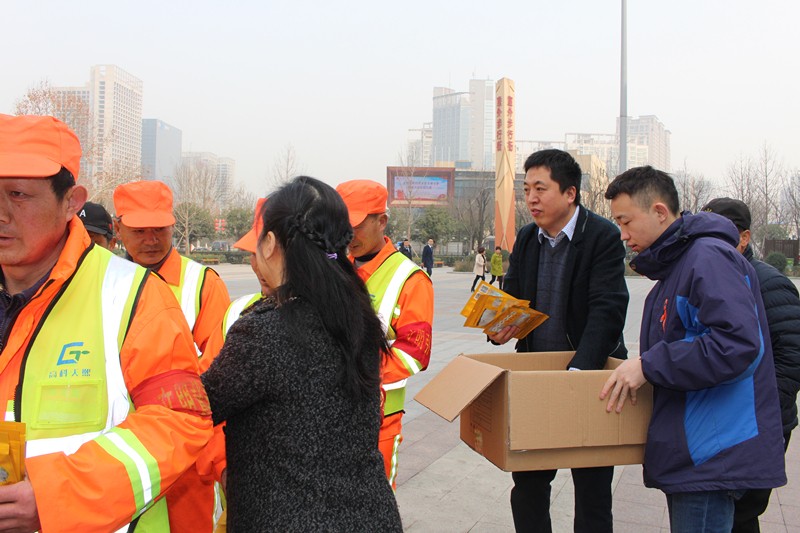 yl6809永利集团发展“关爱环卫工人●暖心送口罩”公益活动