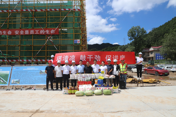 yl6809永利集团发展“送清冷”活动 关爱一线职工