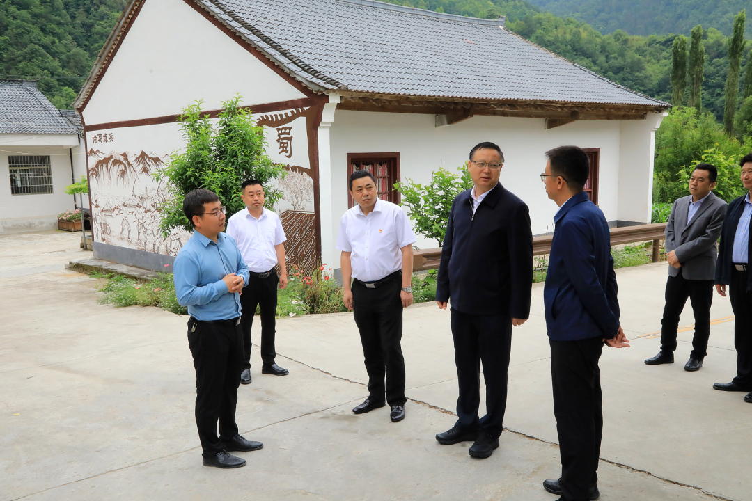 郝军亮赴集团村落振兴助扶点调研慰问
